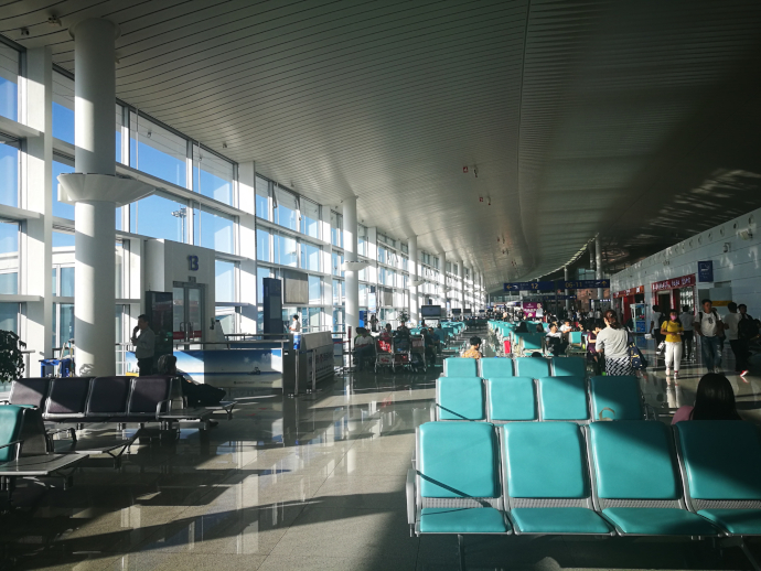 Yantai Penglai Airport has a single passengers terminal. 
